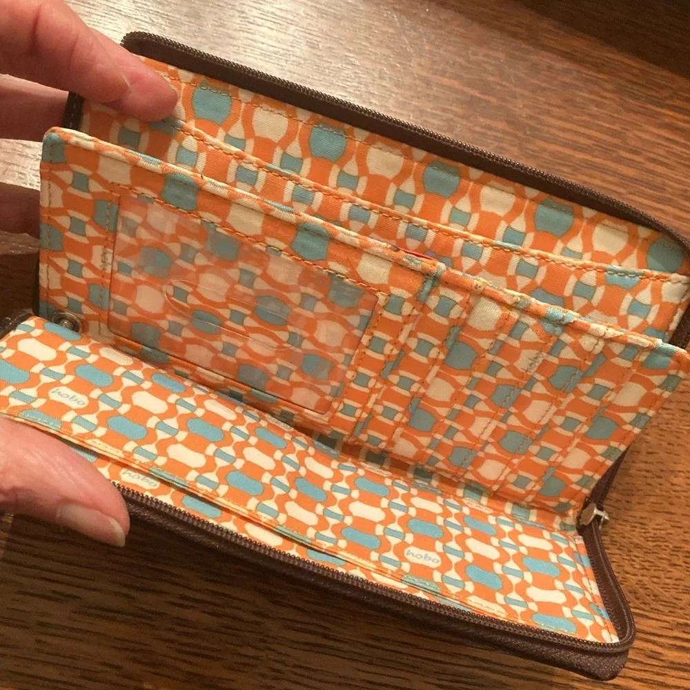 HOBO Dark Brown Leather Wallet with Zipper holds lots of cards. Side zip too. - Picture 11 of 14
